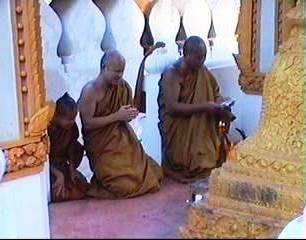 Das Dasein eines buddhistischen Mnchs ist kein Sanatoriumaufenthalt. 227 buddtische Vorschriften sind einzuhalten,darunter auch die sexuelle Enthaltsamkeit.